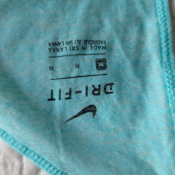 Set of 2 Workout Tops Altheta and Nike - Picture 13 of 13